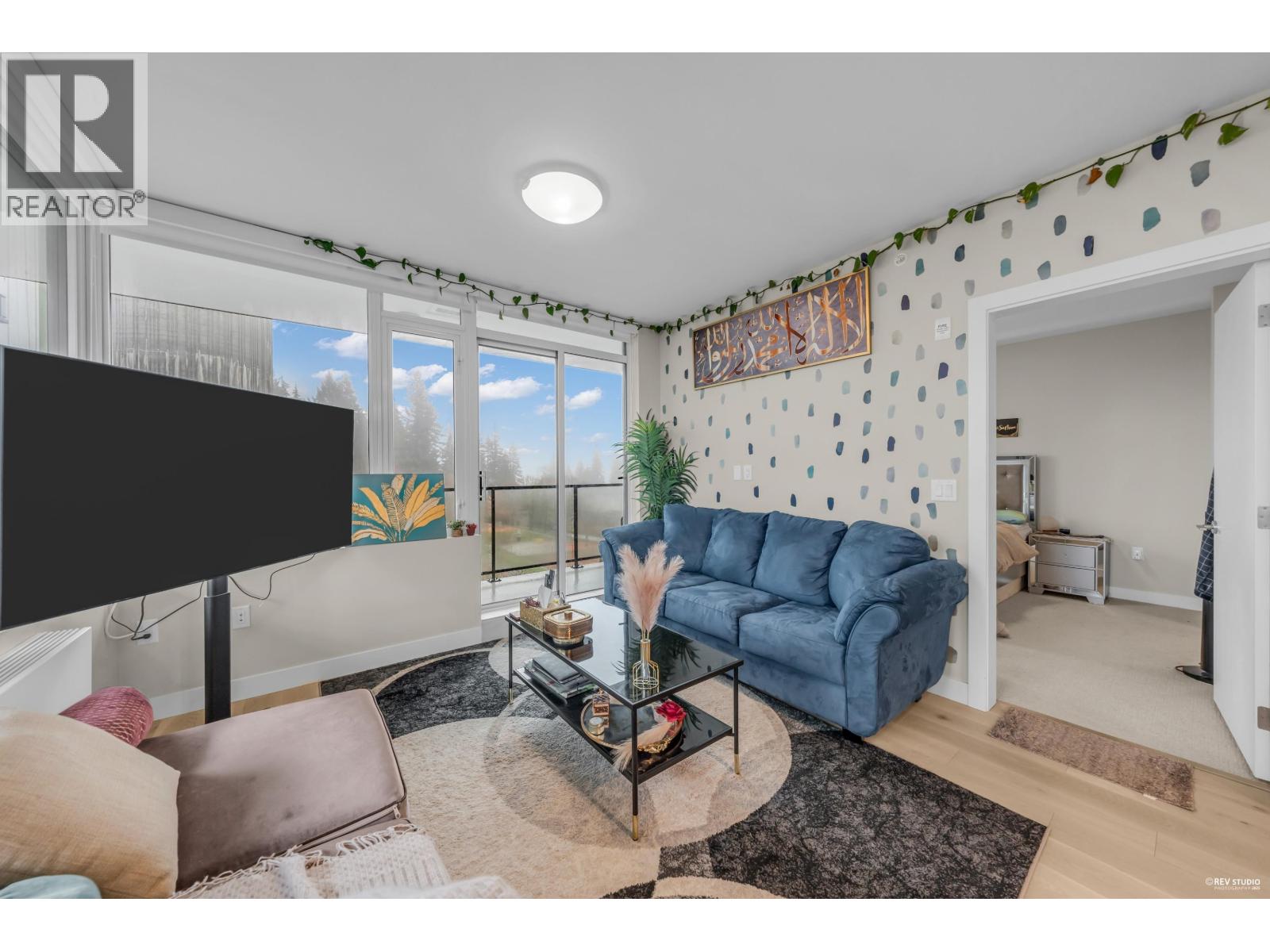 702 8725 UNIVERSITY CRESCENT