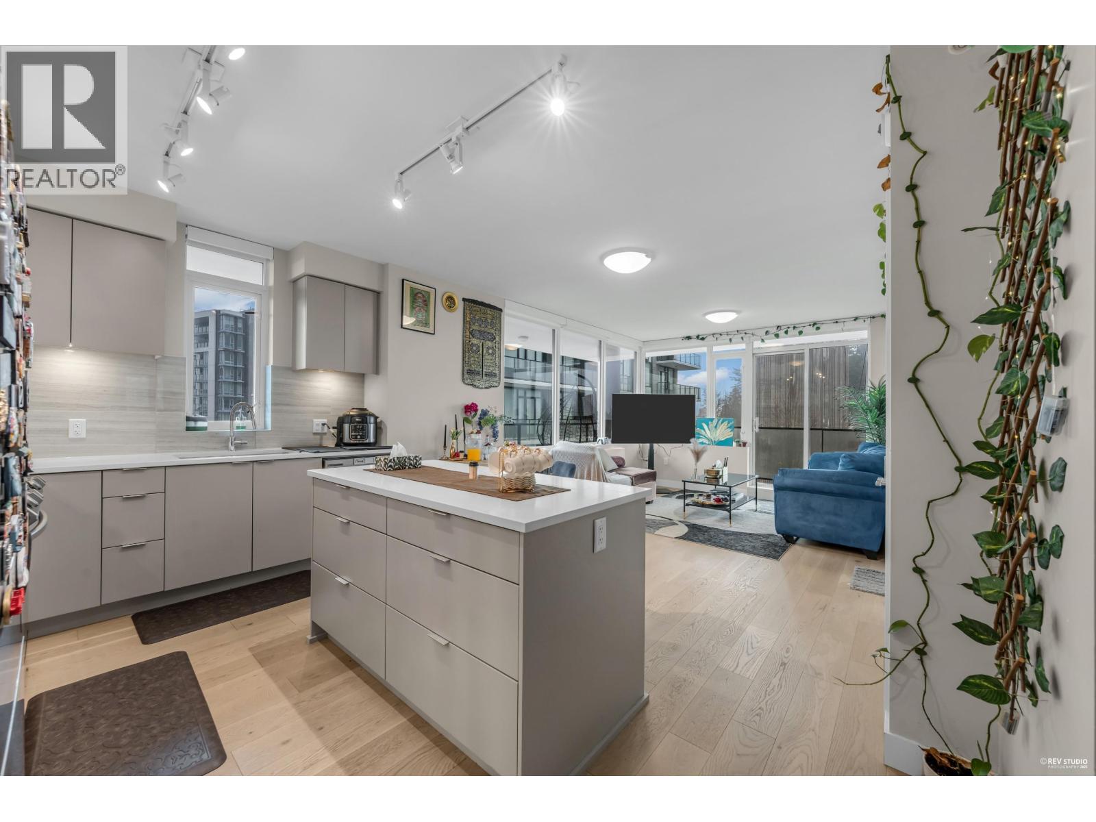 702 8725 UNIVERSITY CRESCENT