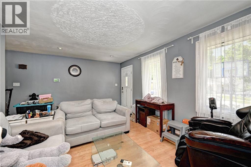 525 FALLINGBROOK Drive