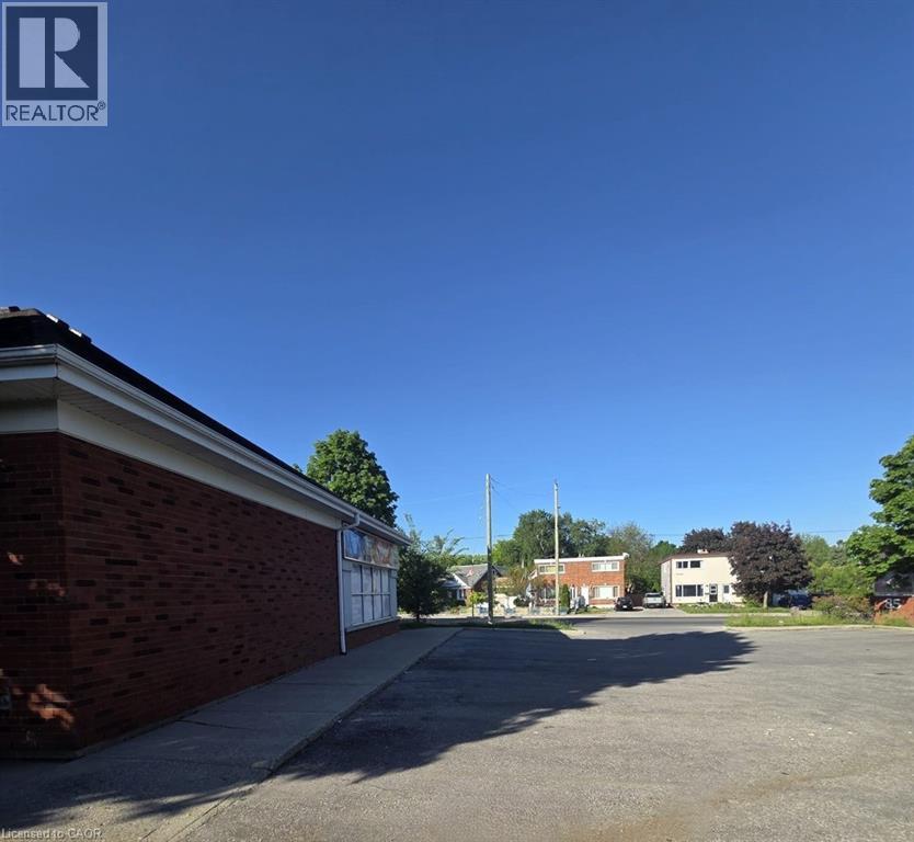 85 DUNDAS Street N