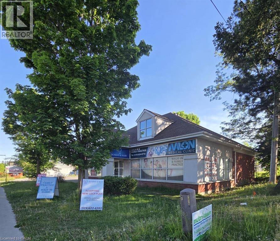 85 DUNDAS Street N