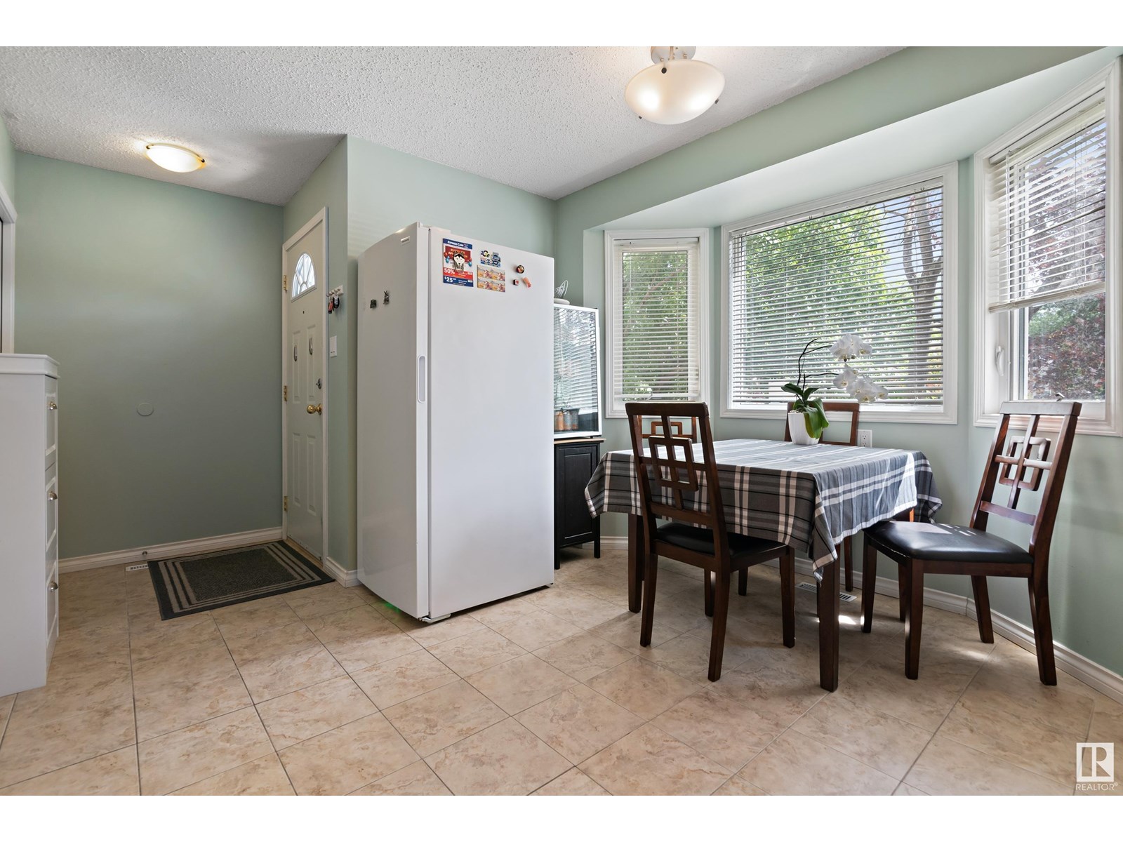 6163 38 AV NW NW