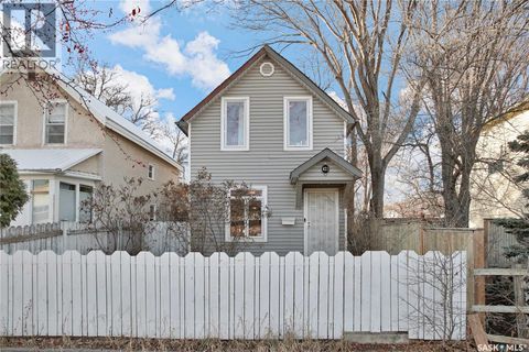 421 H AVENUE N Saskatoon SK S7L2C1