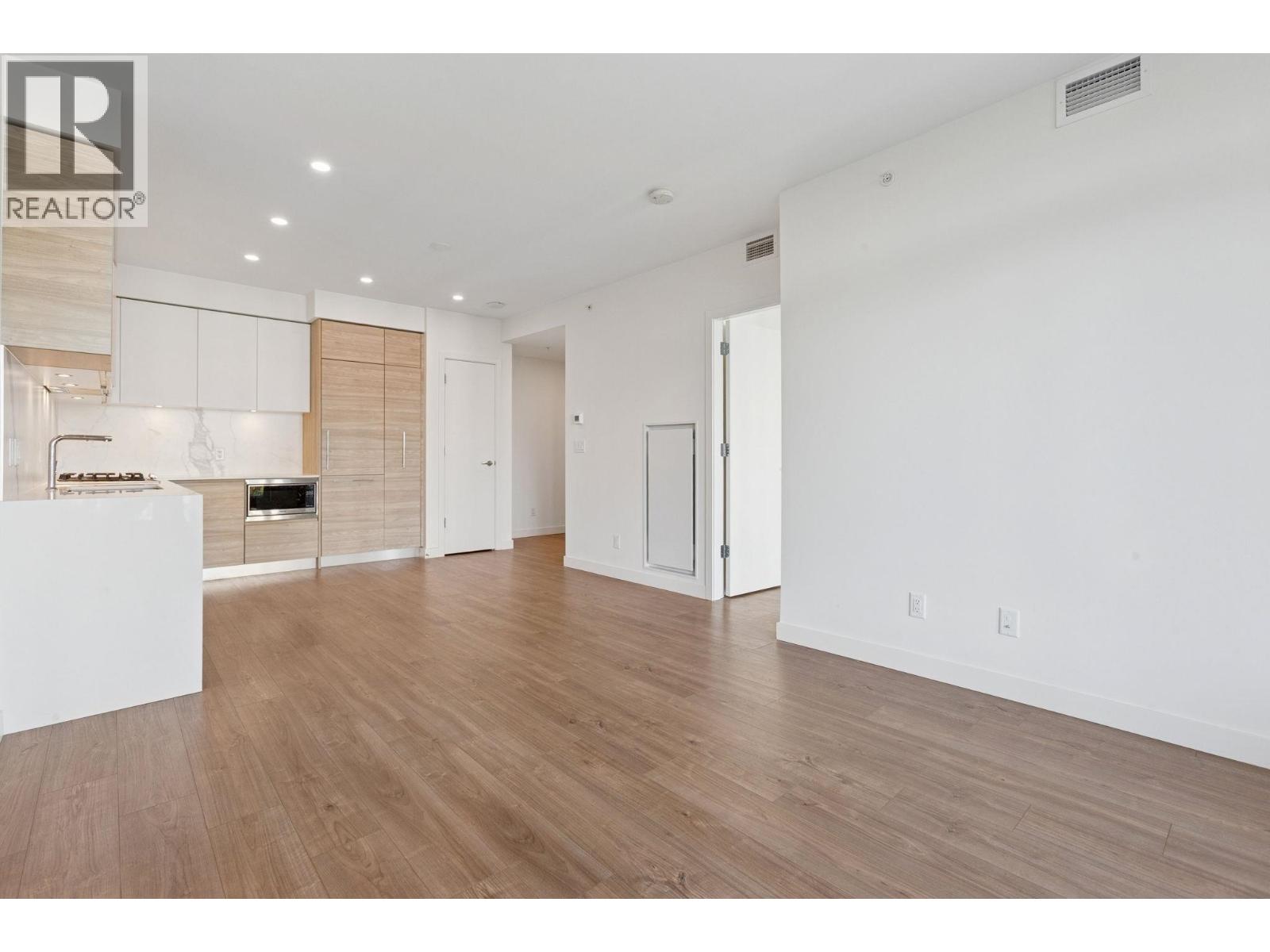 708 585 AUSTIN AVENUE