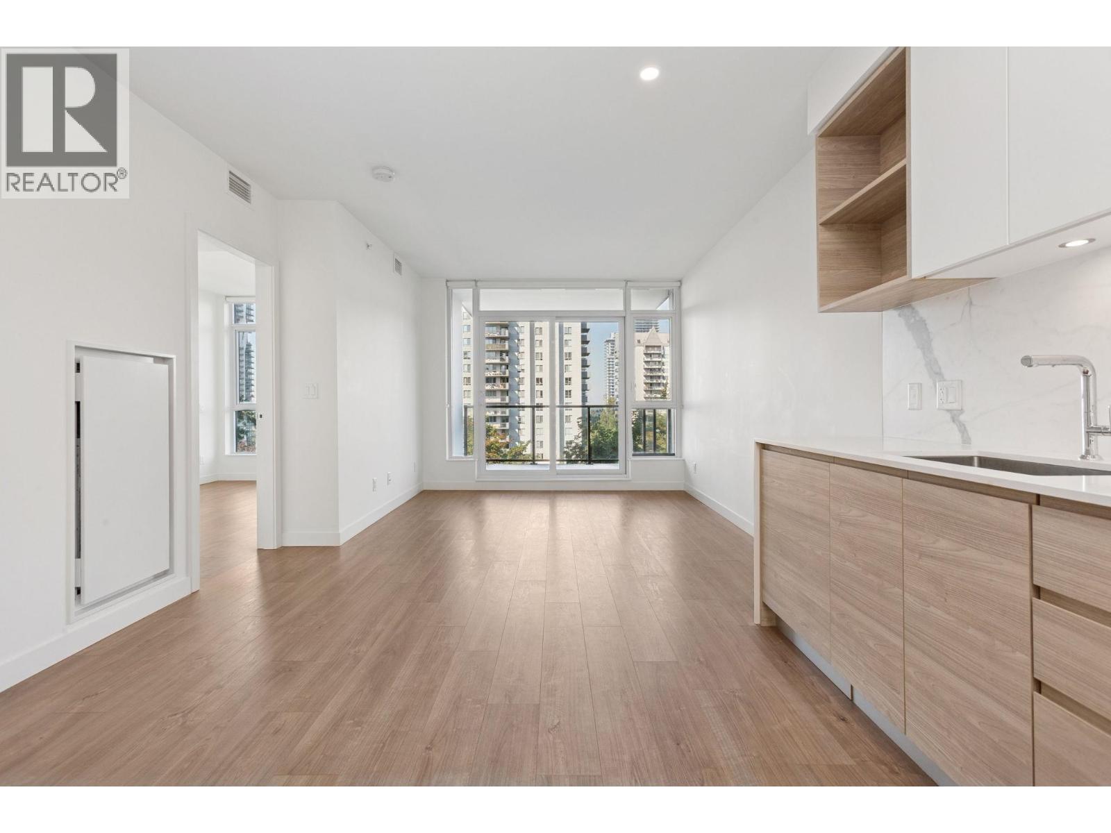 708 585 AUSTIN AVENUE