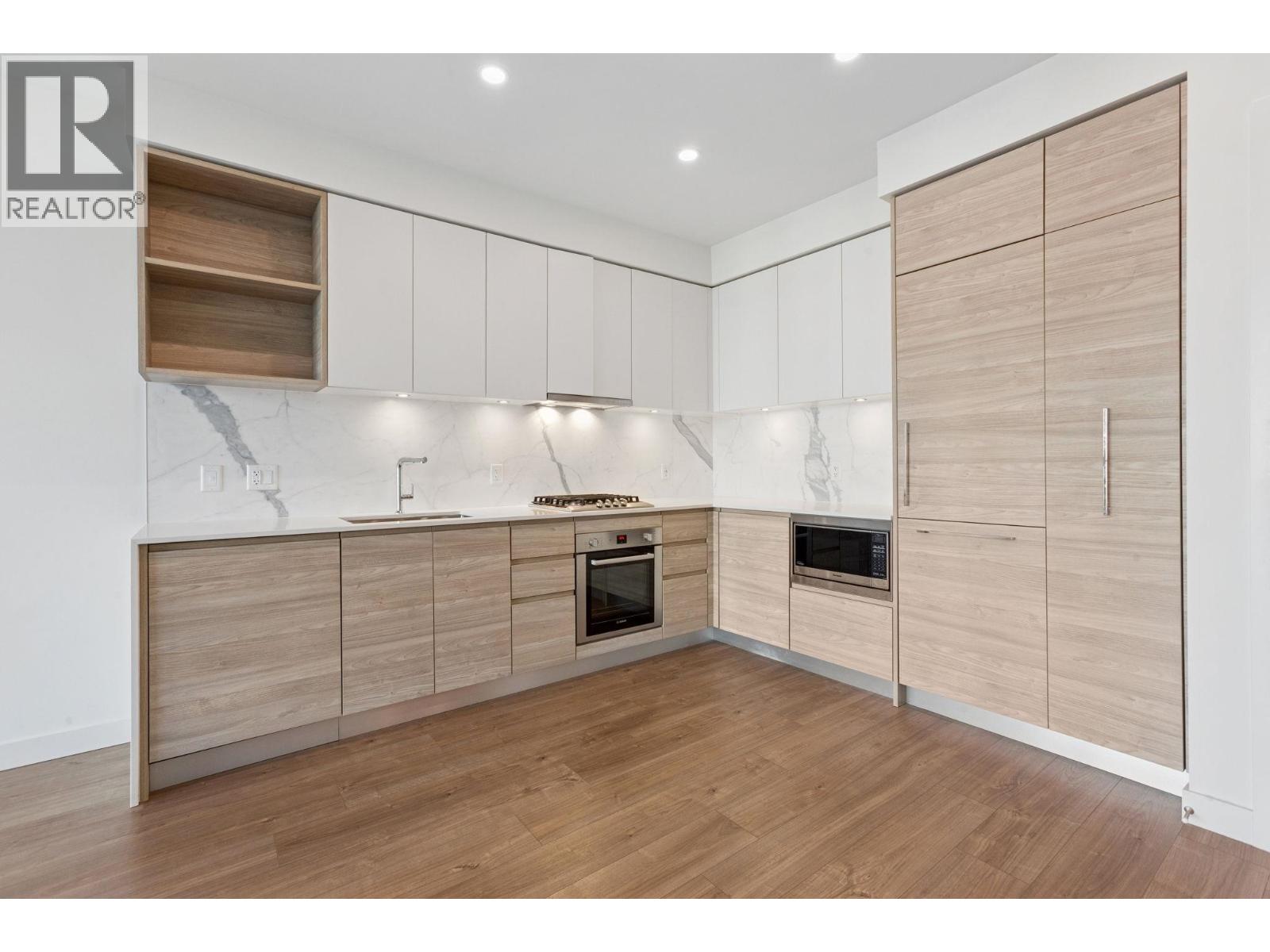 708 585 AUSTIN AVENUE