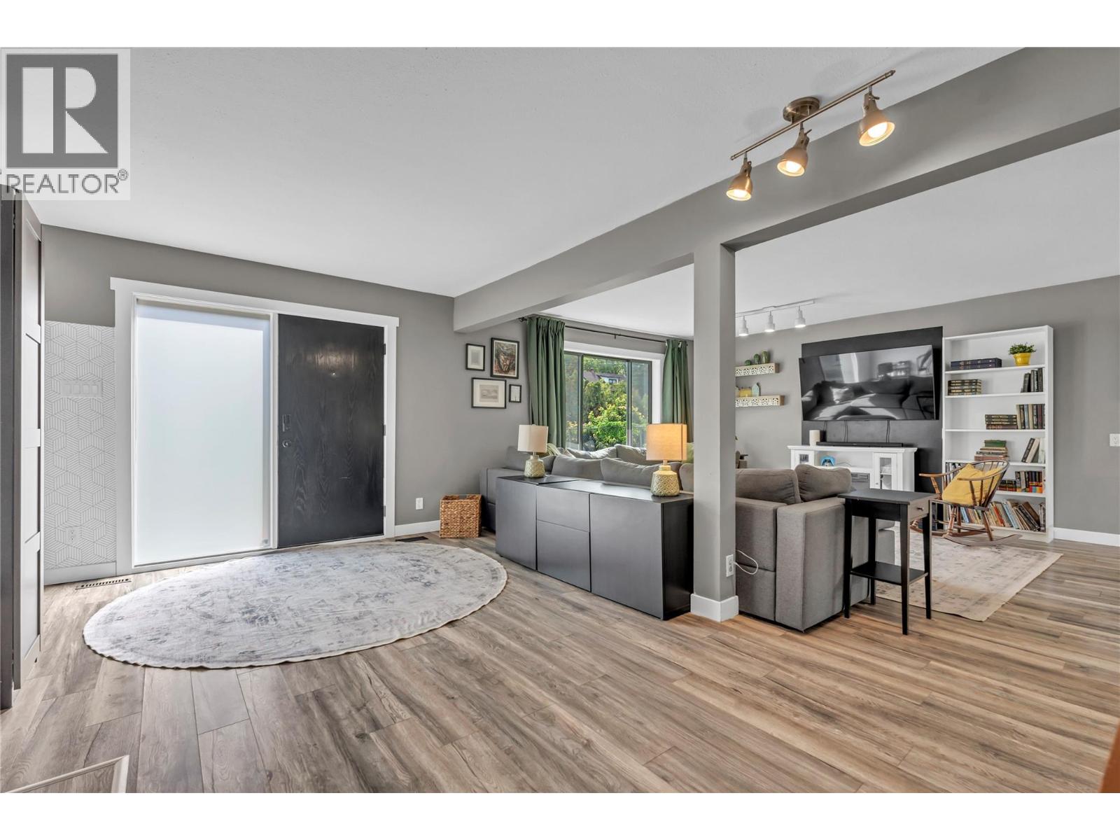 10816 Victoria Road S