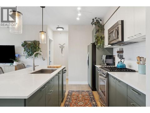 403 1330 MARINE DRIVE North Vancouver BC V7P1T4