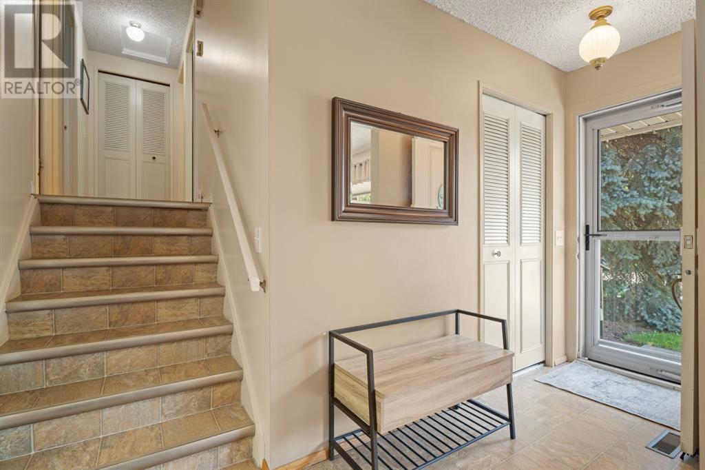 111 Lynnbrook Bay SE