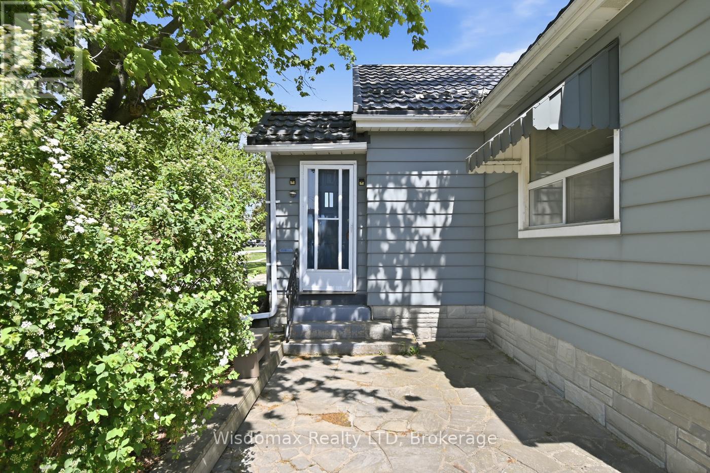 108 QUEEN STREET S