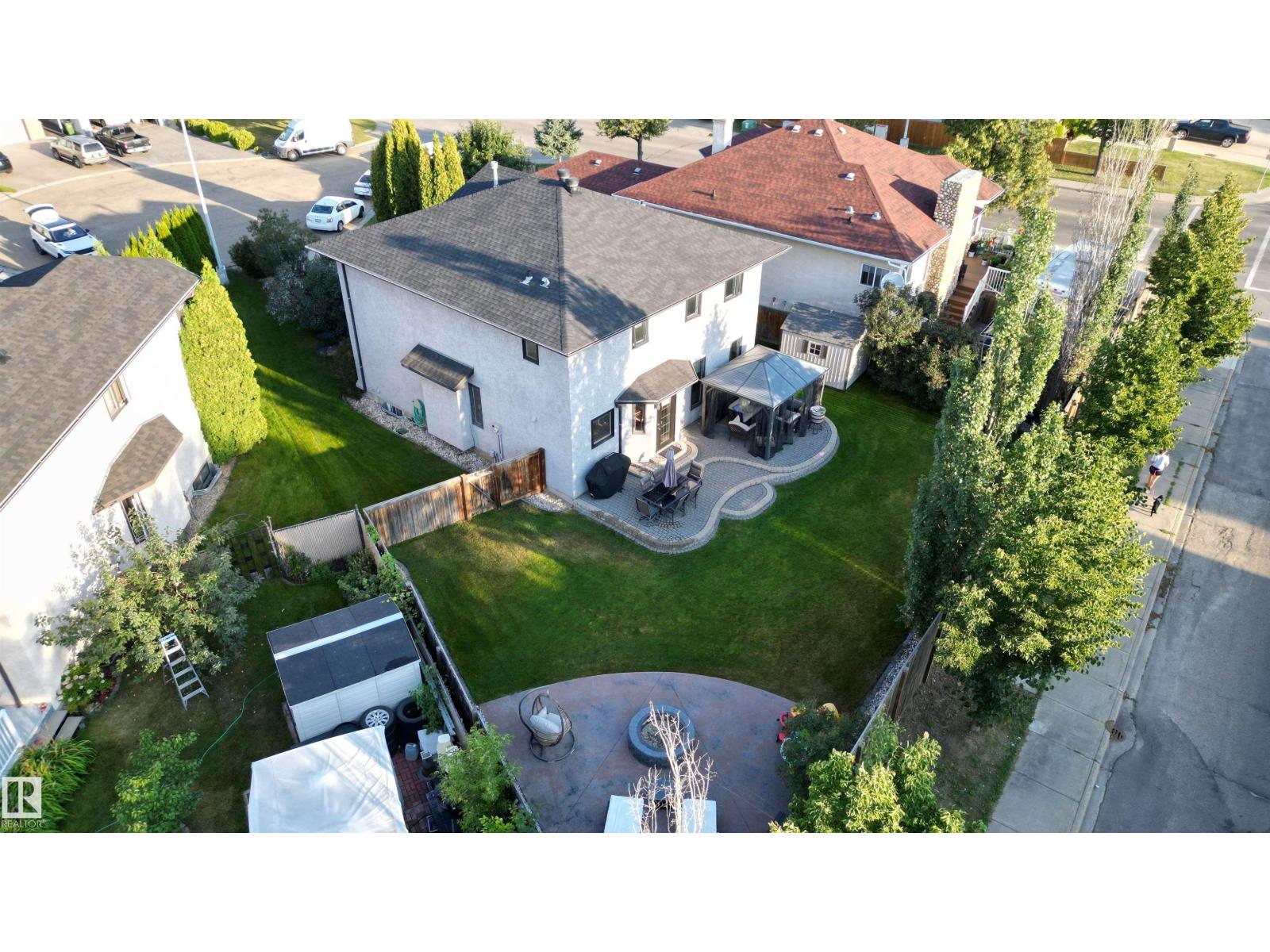 8407 160 AV NW