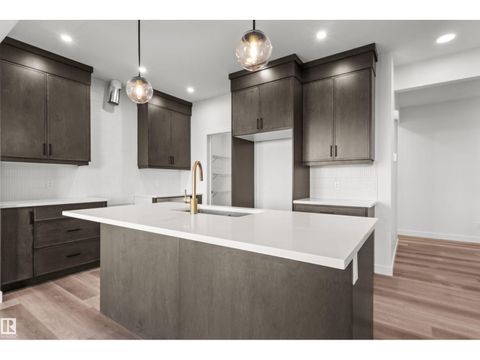 2124 MUCKLEPLUM CR SW Edmonton AB T6X3G9