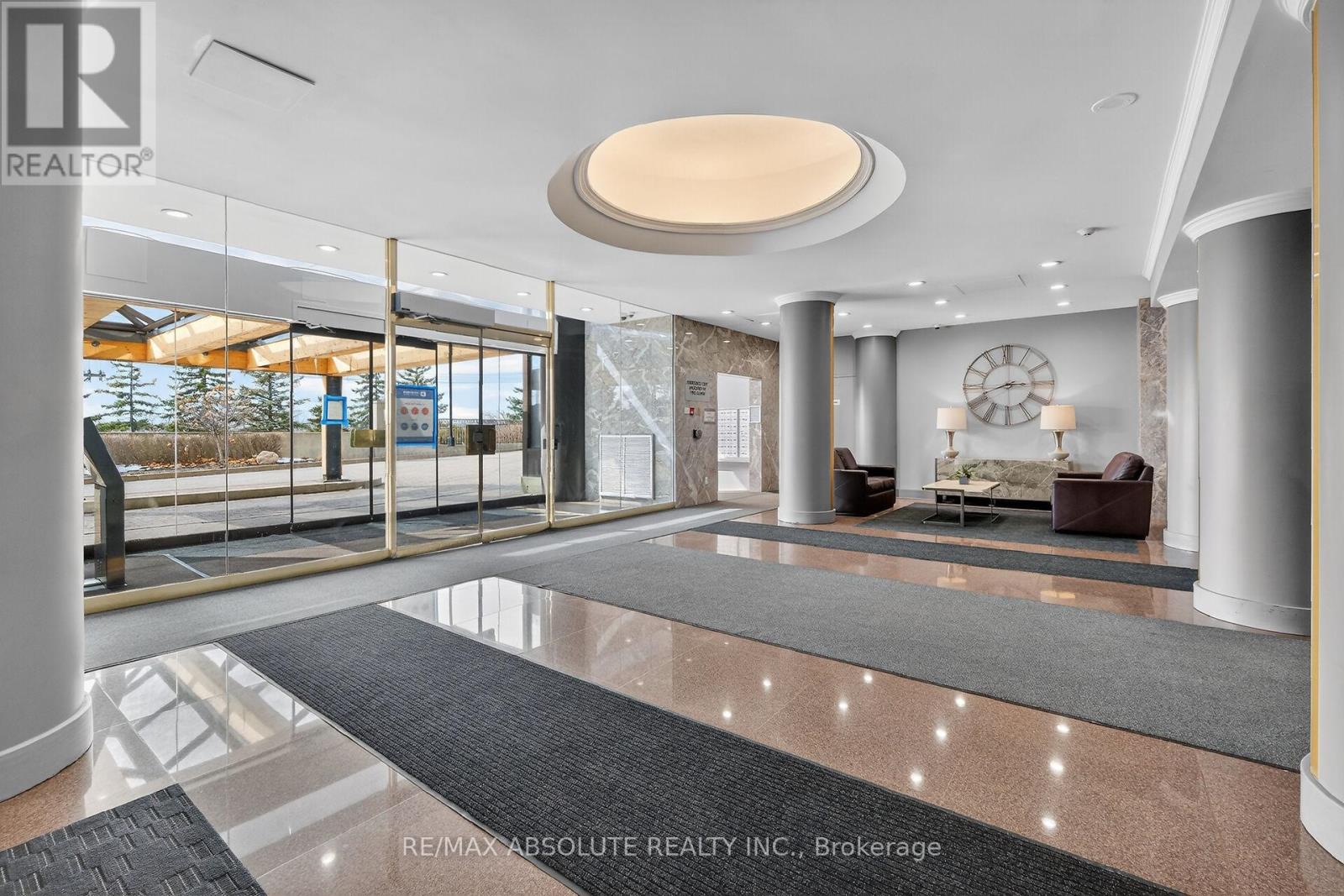 806 - 545 ST LAURENT BOULEVARD