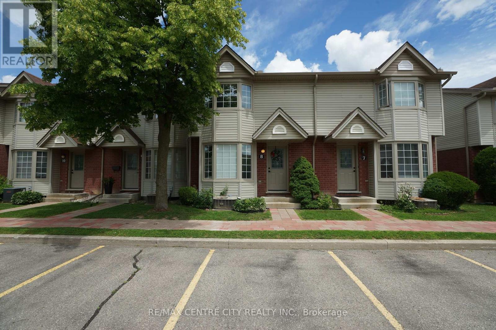 Photo 1 of 19 — 8 - 50 CHAPMAN COURT Unit 8, London North (North I), ON N6G5E1