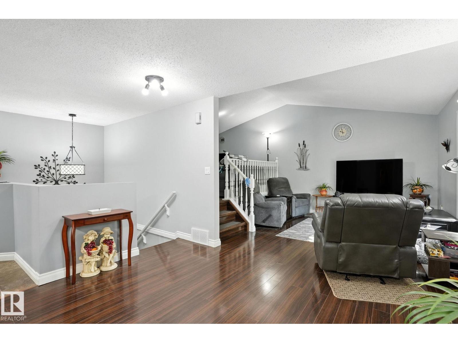 #3 4630 17 AV NW