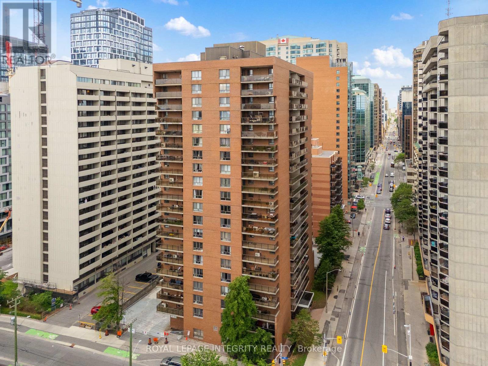 2001 - 475 LAURIER AVENUE W