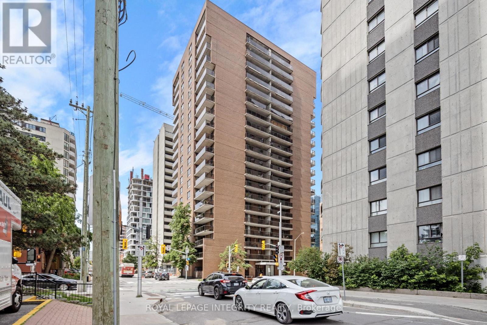 2001 - 475 LAURIER AVENUE W