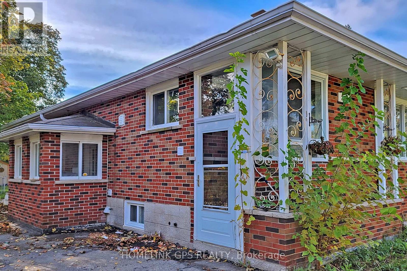 267 ELGIN MILLS ROAD W