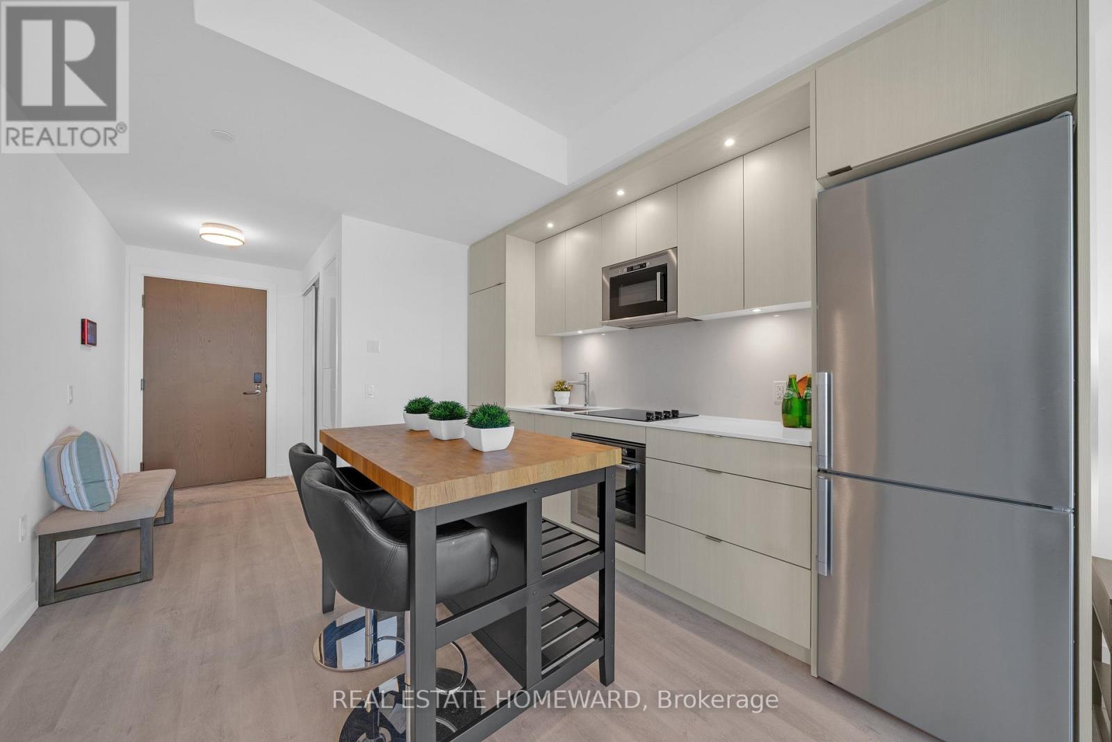2039 - 20 INN ON THE PARK DRIVE