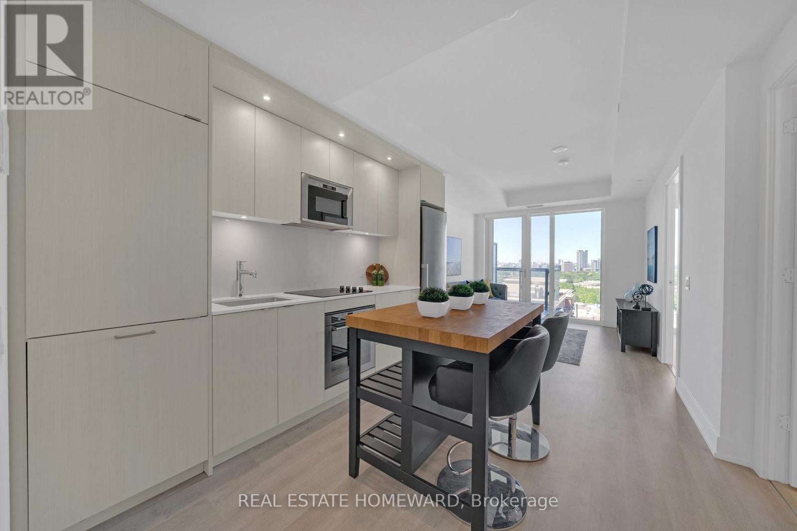 2039 - 20 INN ON THE PARK DRIVE