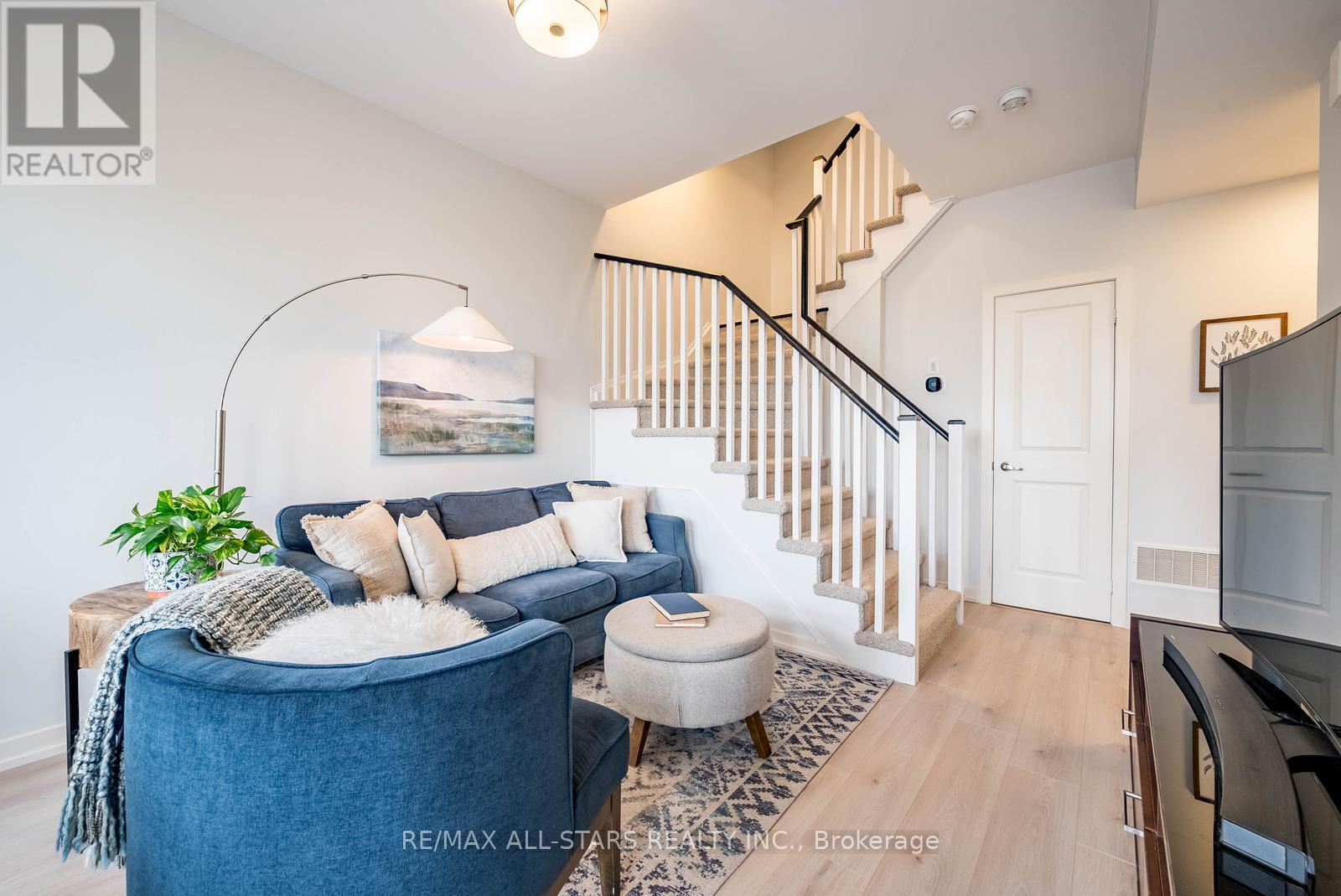 302 - 2 LINSMORE PLACE