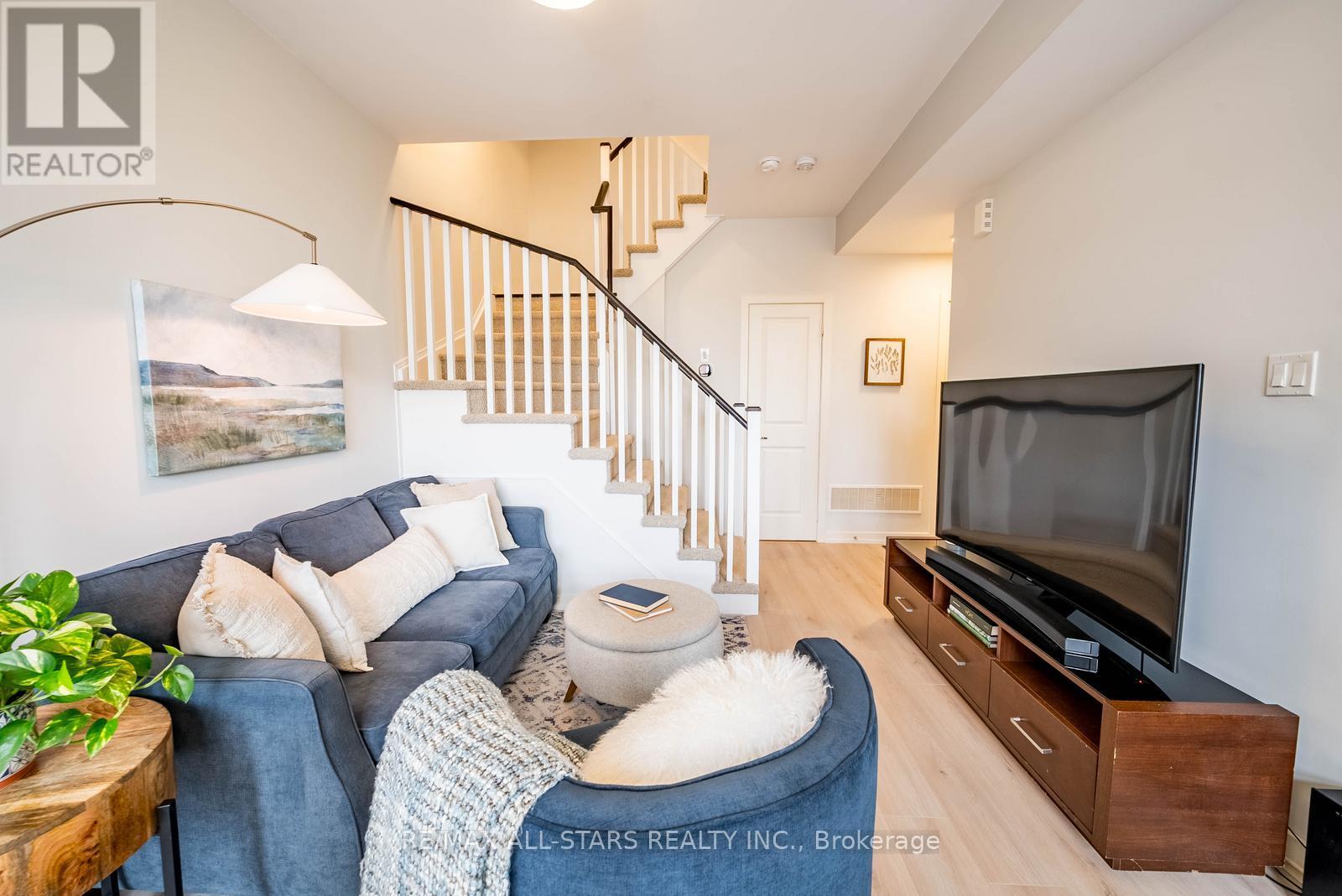 302 - 2 LINSMORE PLACE