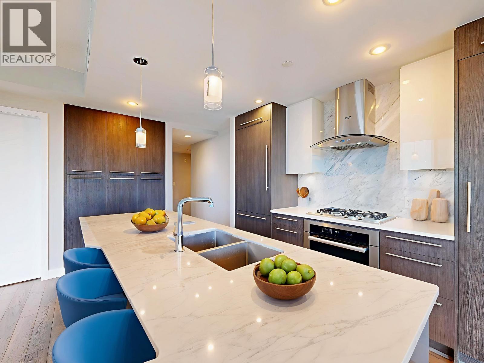 408 677 W 41ST AVENUE