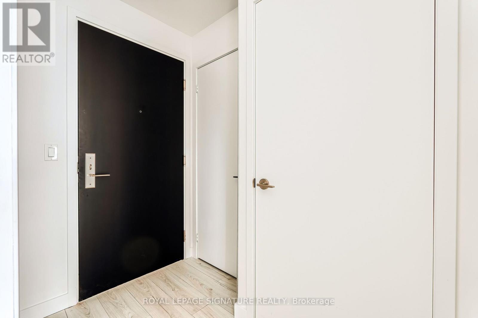 2705 - 8 EGLINTON AVENUE E