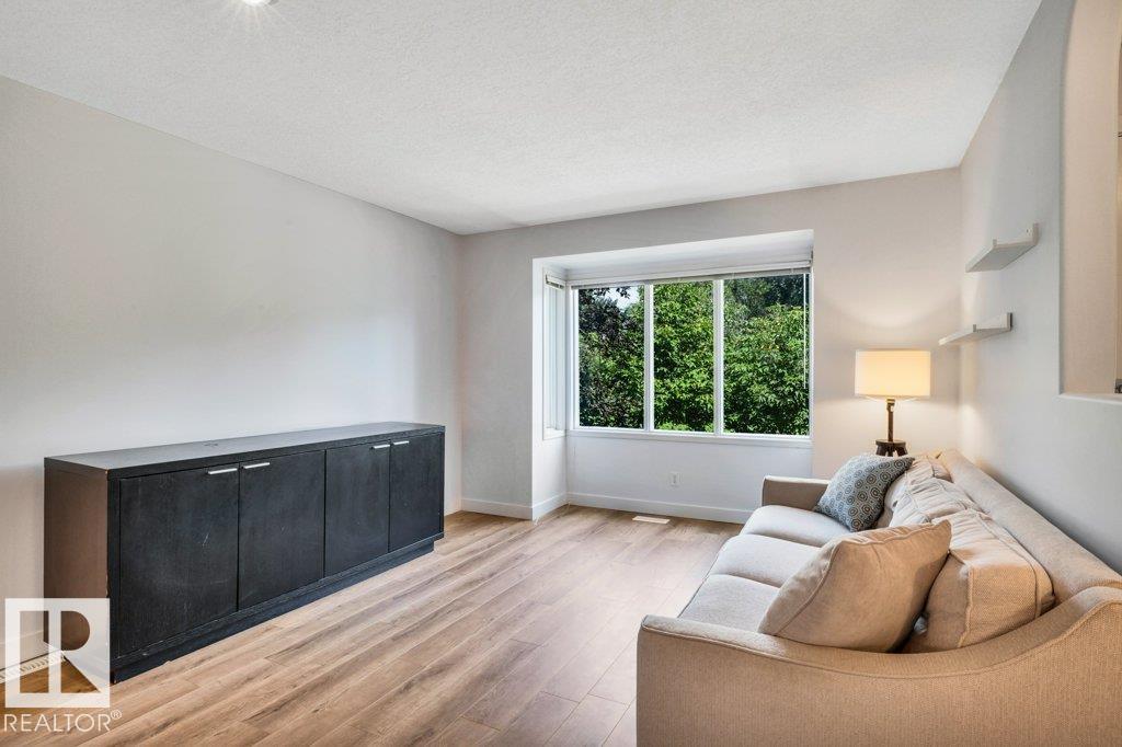 9321 98 AV NW