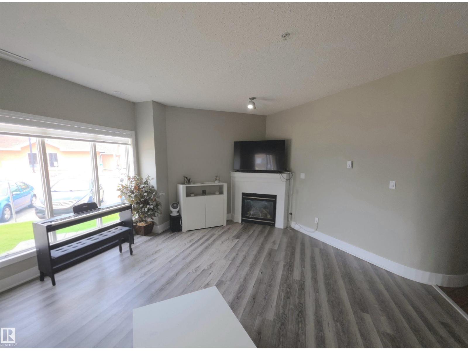 #104 4312 139 AV NW