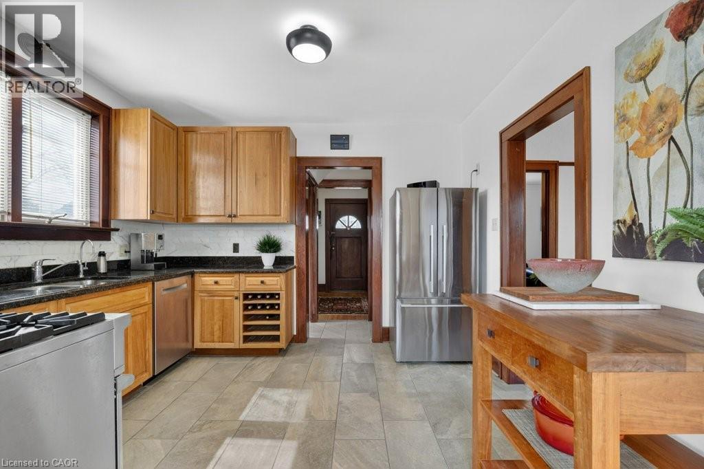 859 QUEEN'S Boulevard