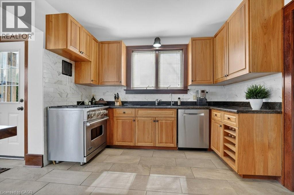 859 QUEEN'S Boulevard