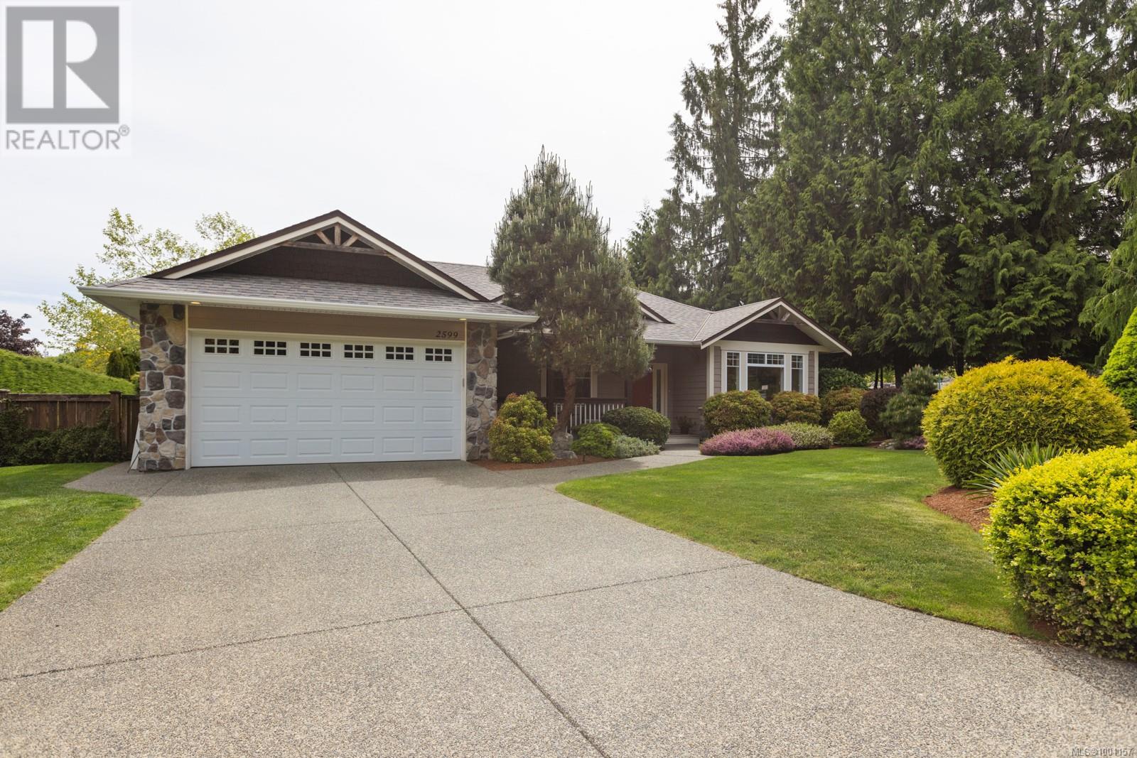 2599 Kinnoull Cres