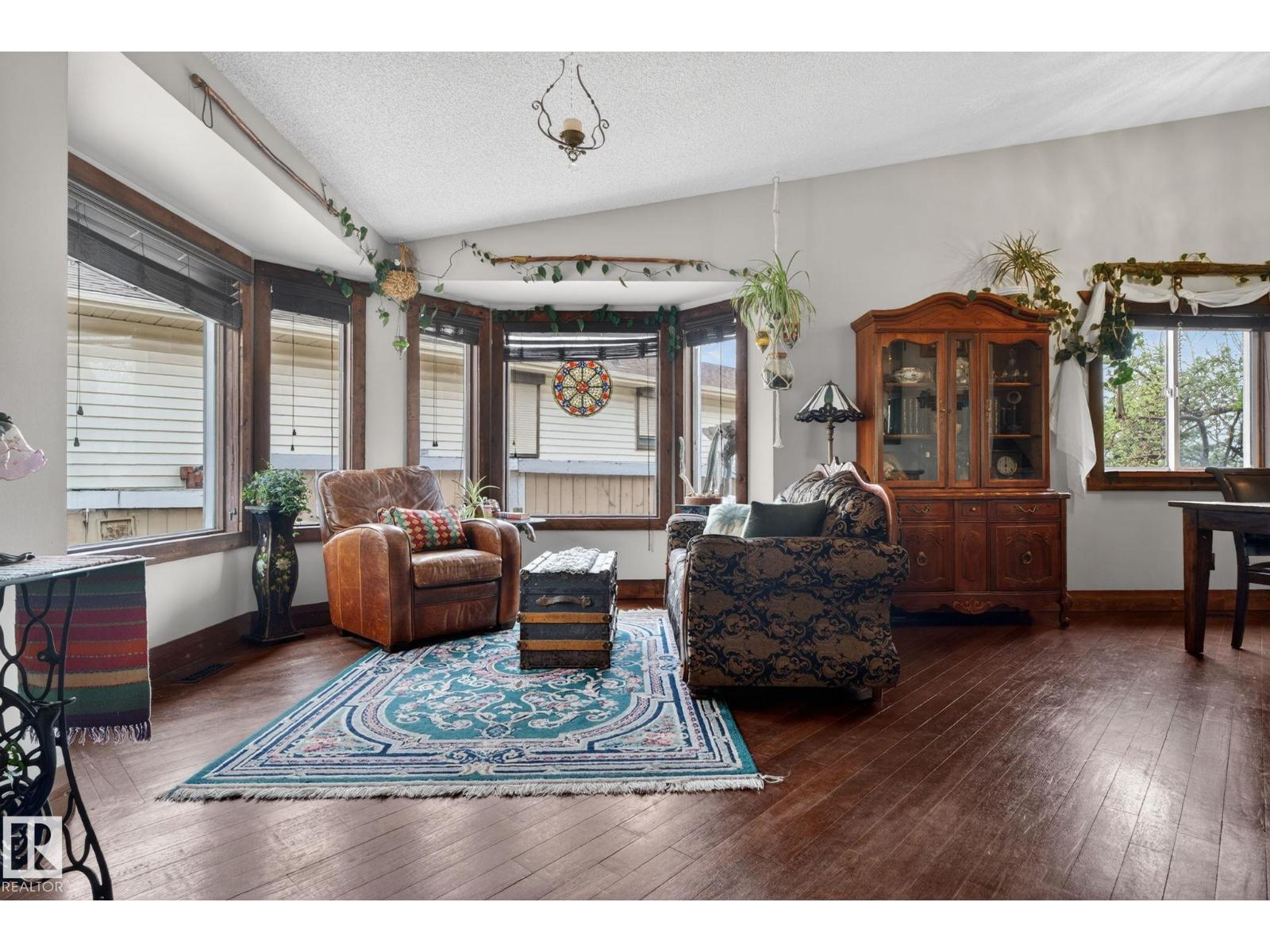 3332 44B AV NW