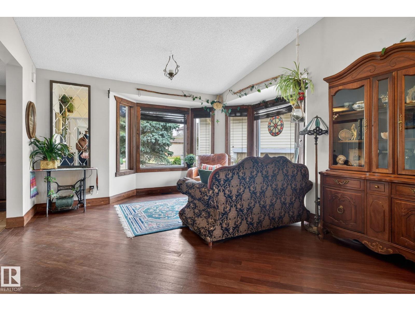 3332 44B AV NW