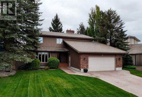 11 Tudor Court S Lethbridge AB T1K5C9