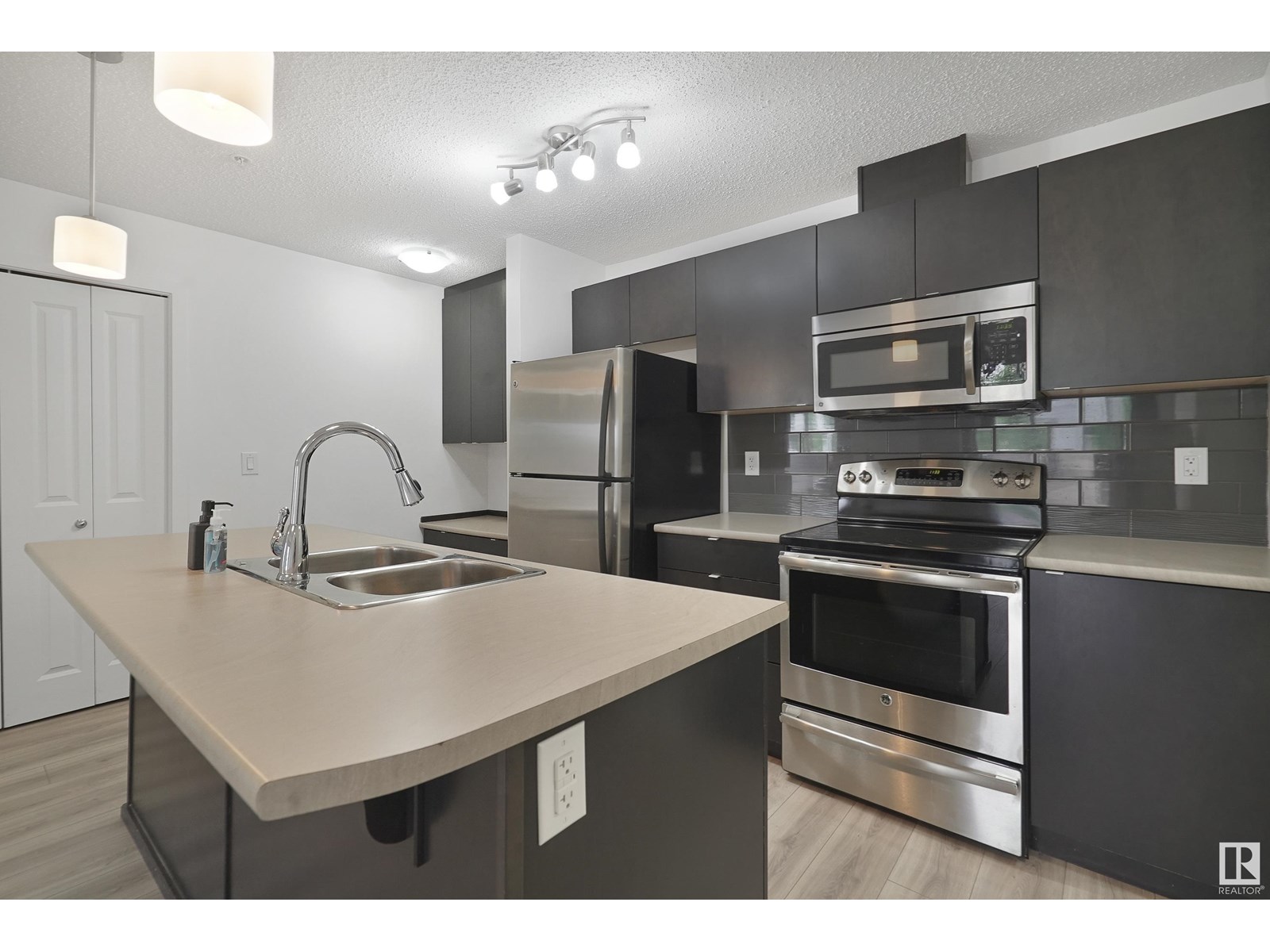 #114 3357 16A AV NW