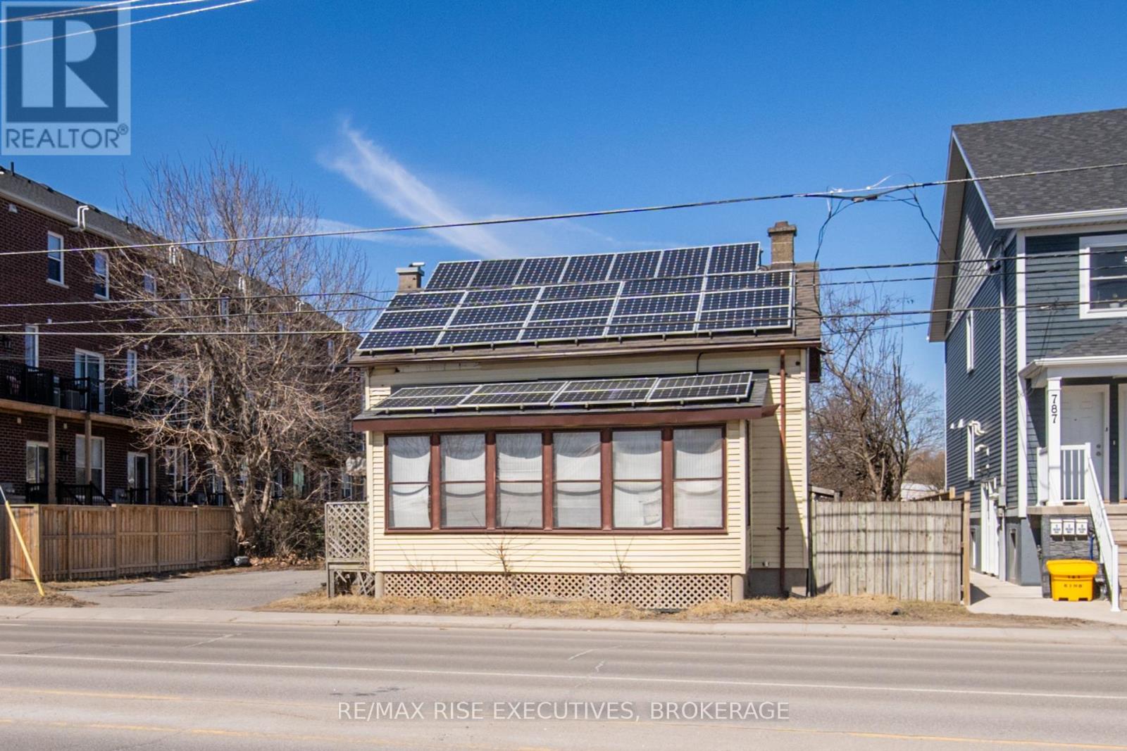 789 KING STREET W
