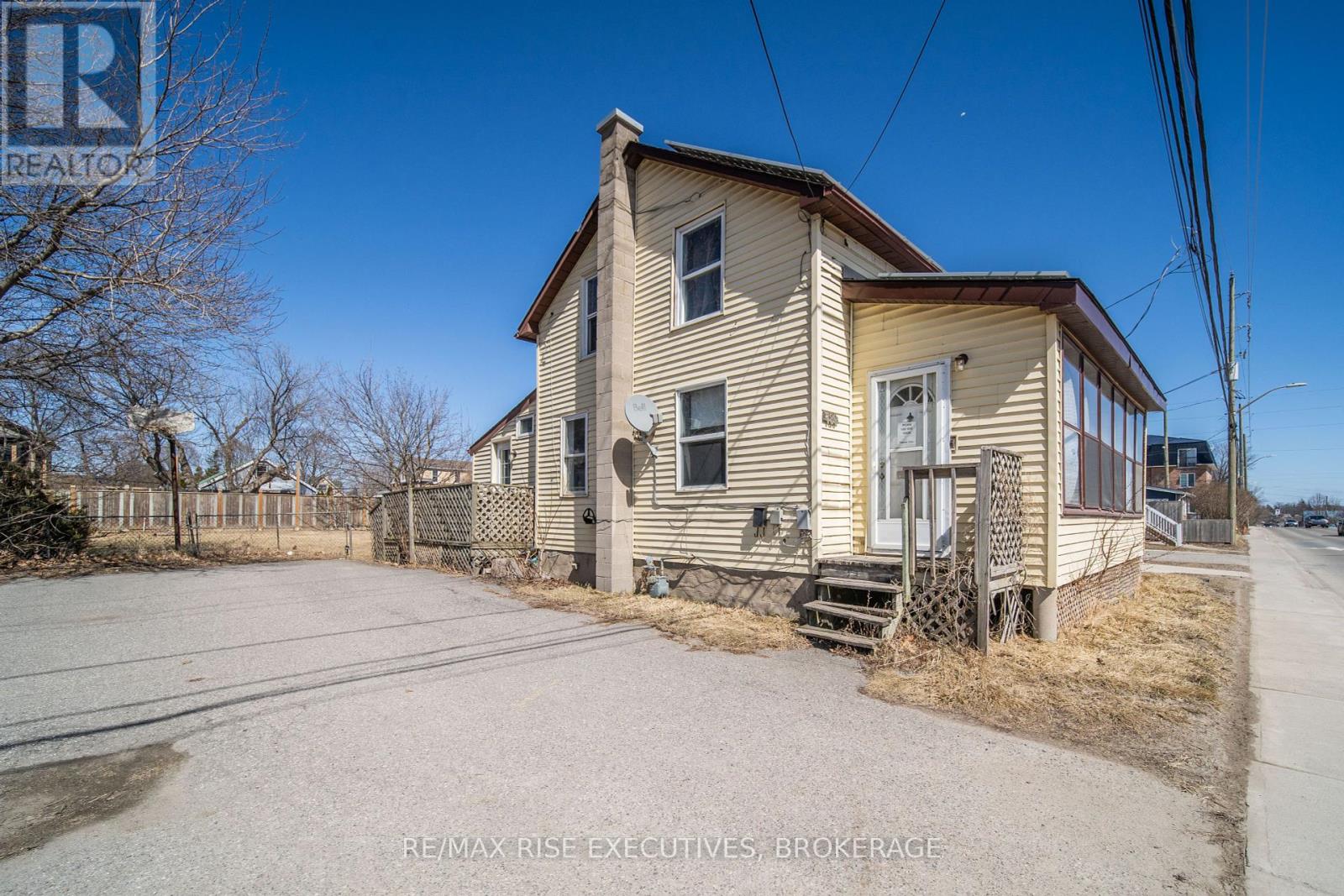 789 KING STREET W