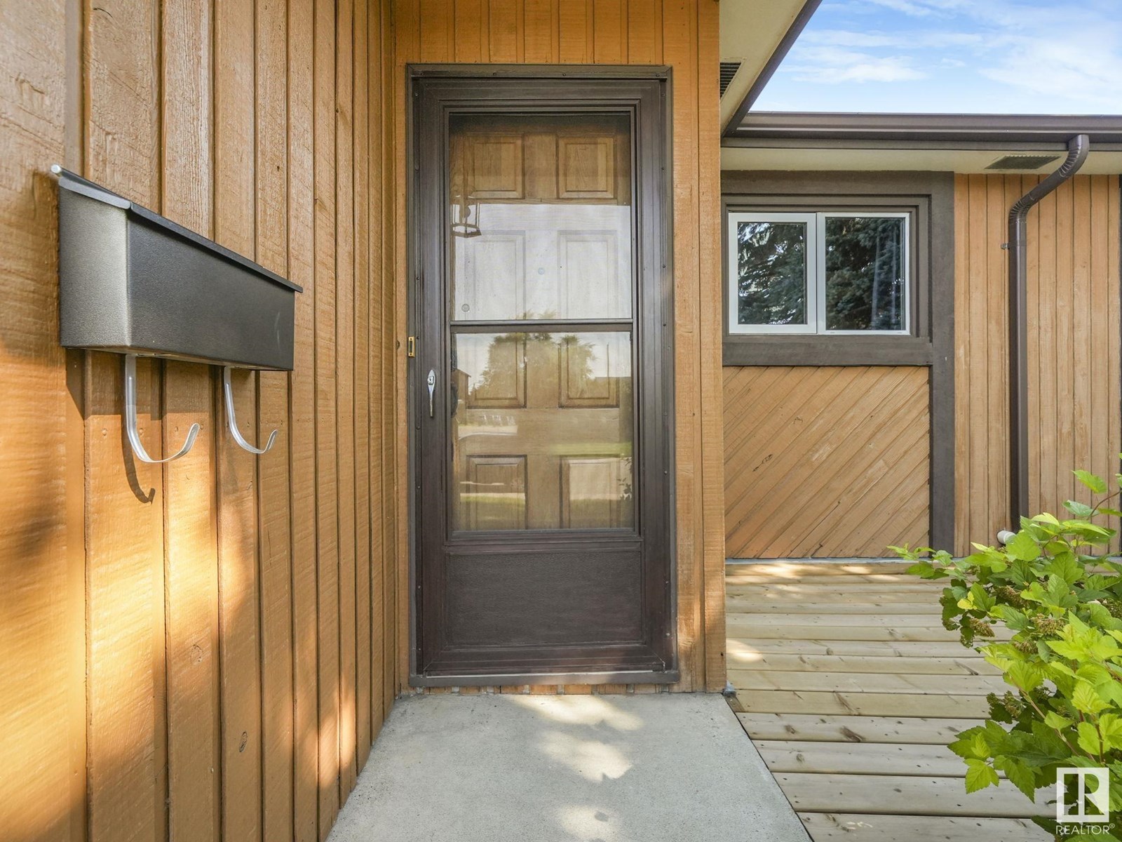 6820 136 AV NW