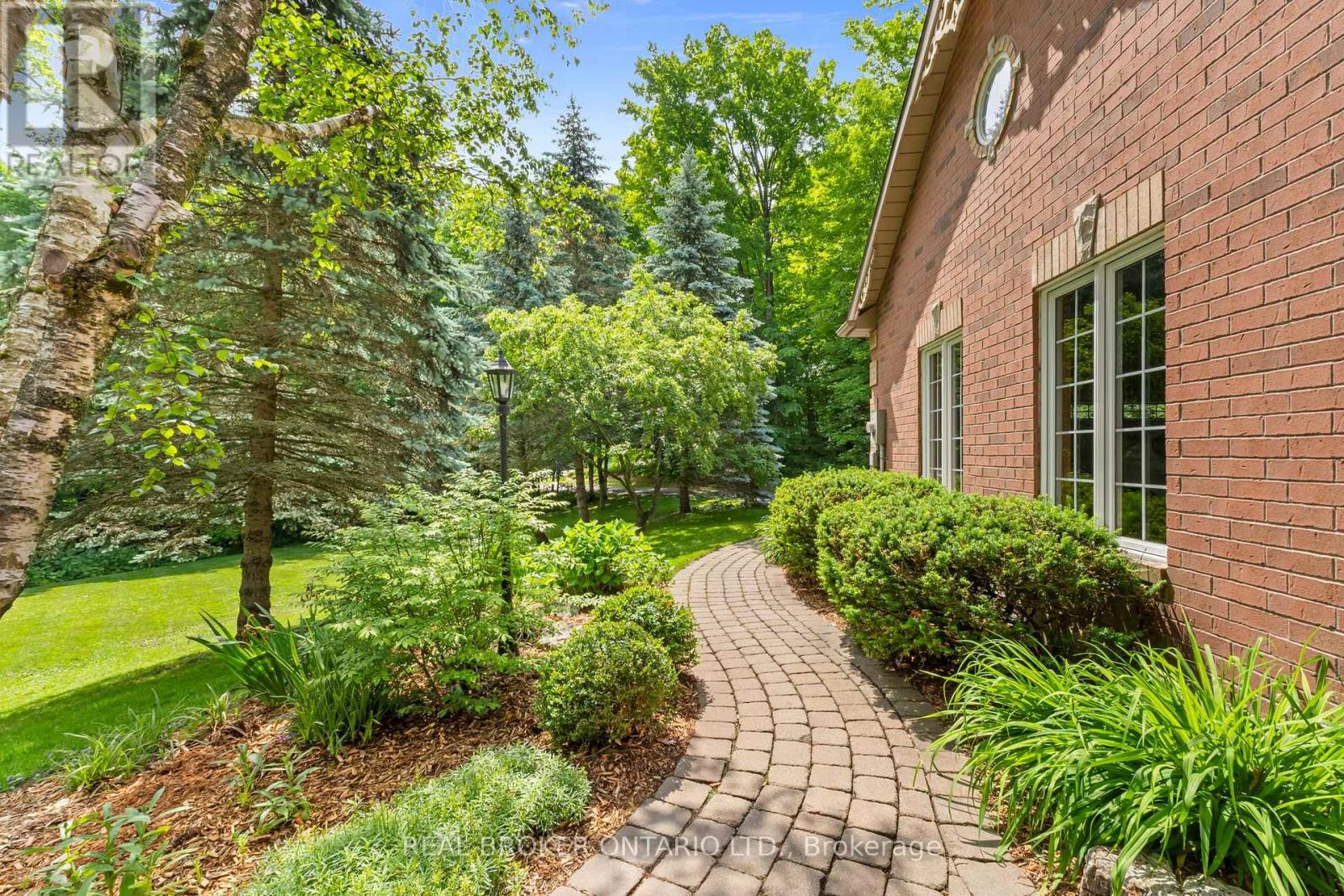 8 OAKVIEW PLACE