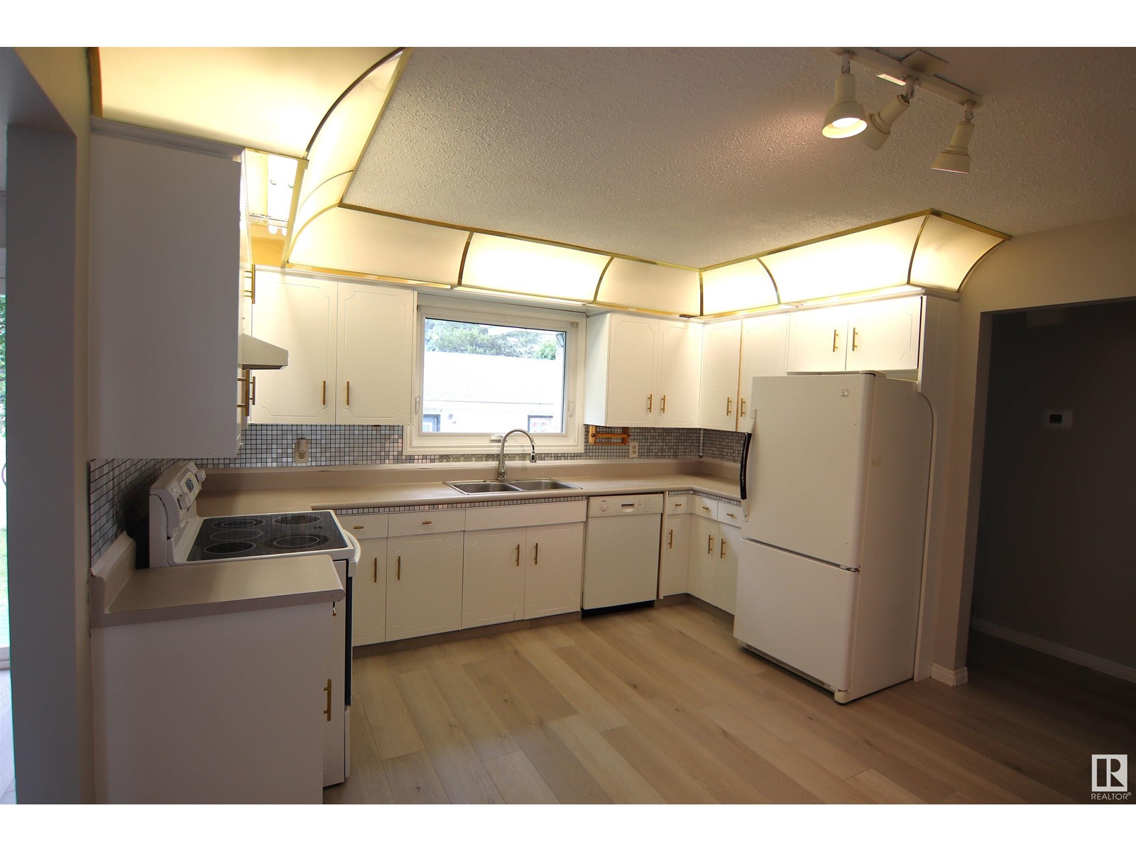 98 WAVERLEY CR