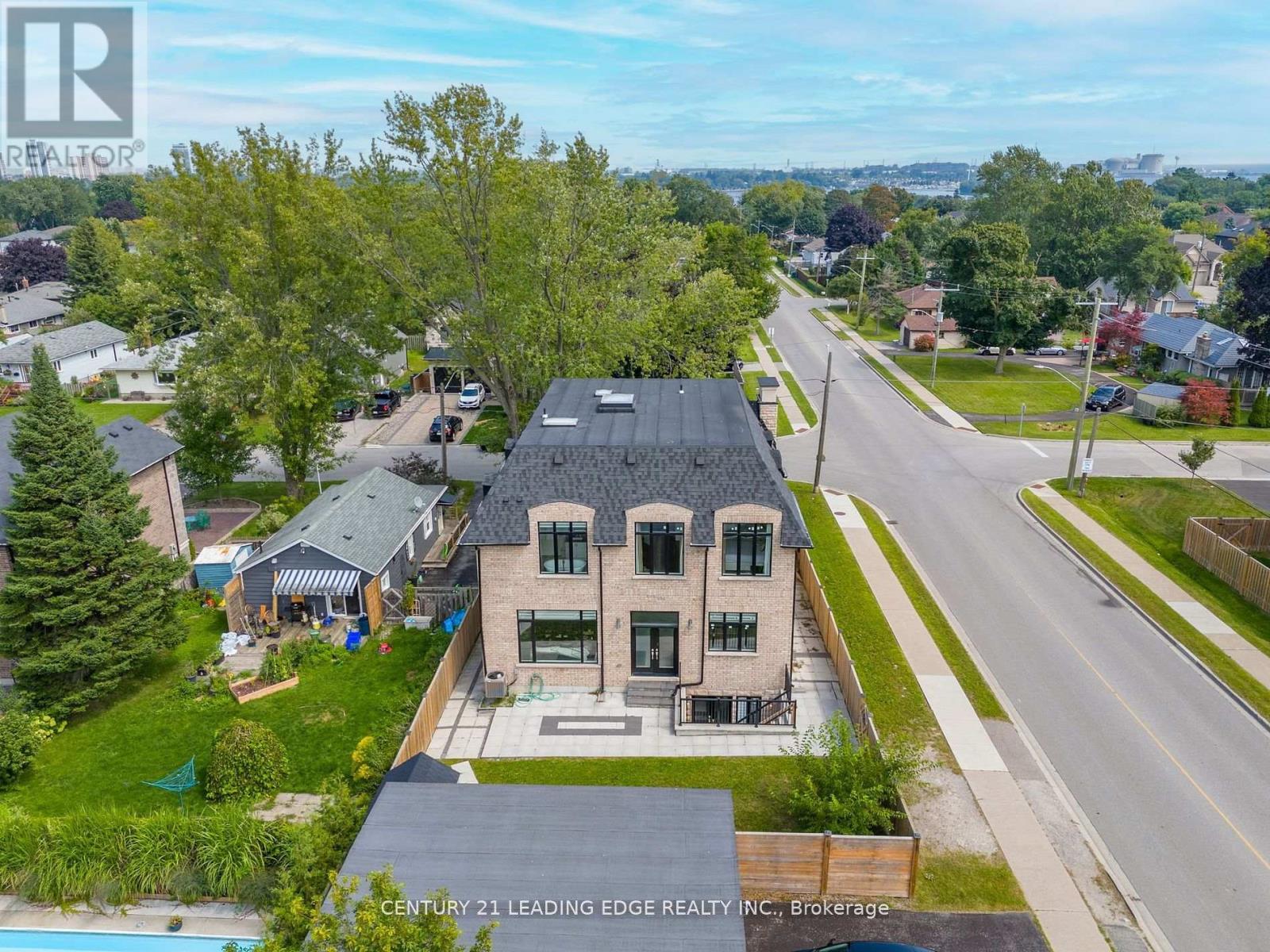 736 HILLVIEW CRESCENT