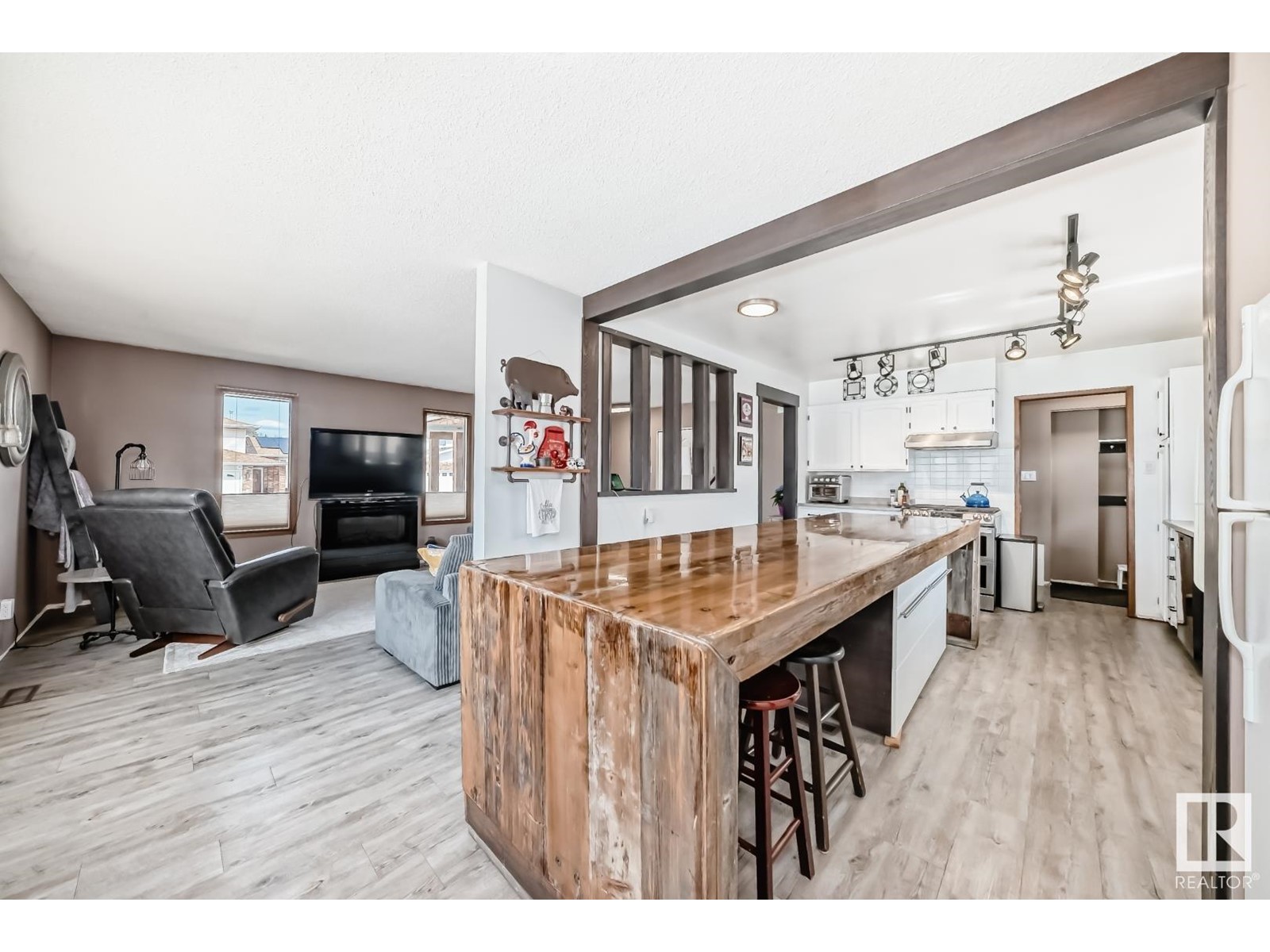 10411 31 AV NW
