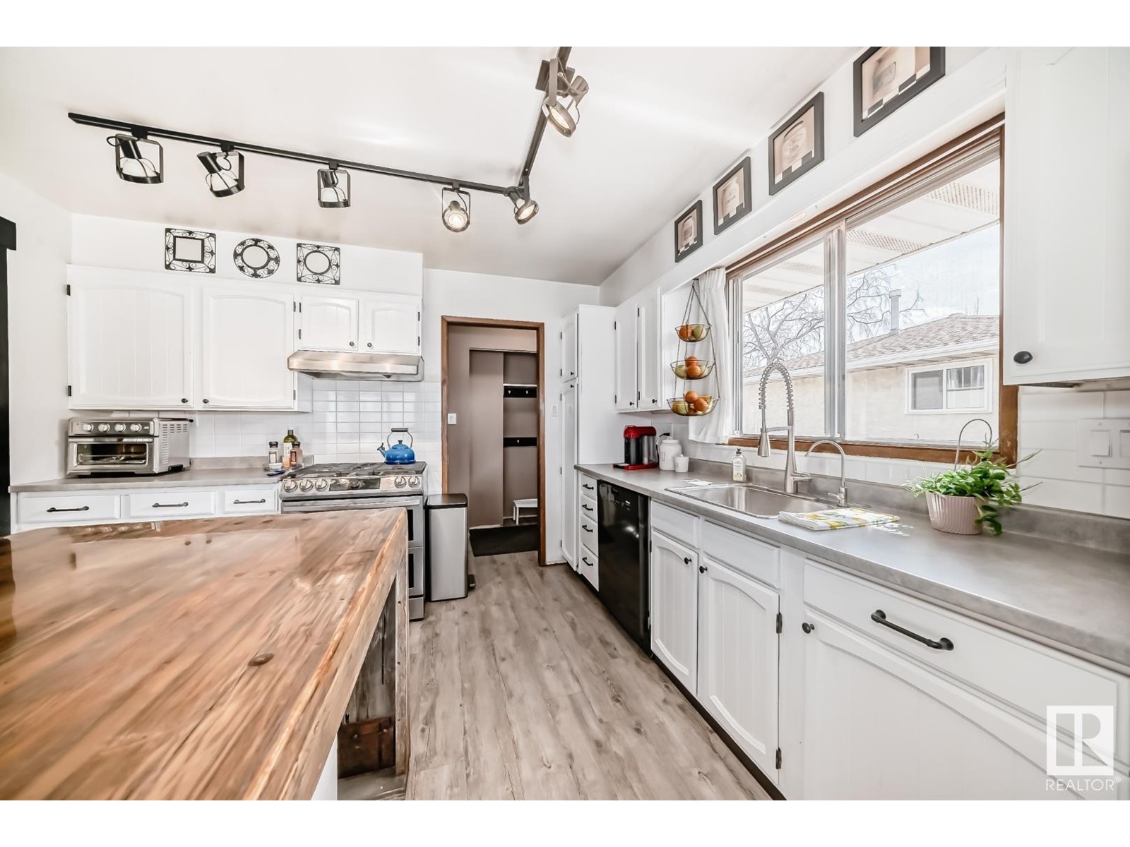 10411 31 AV NW