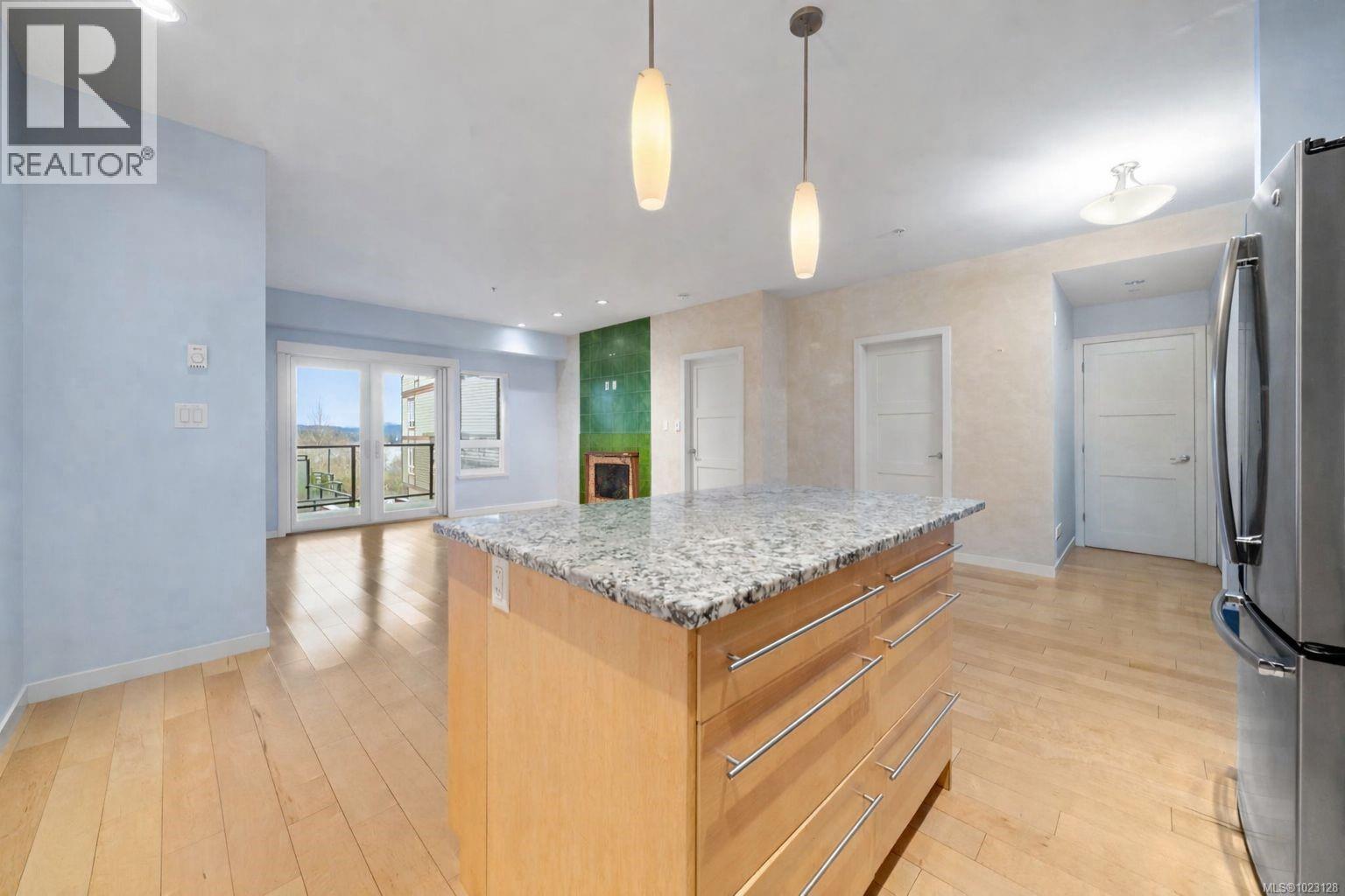 202 6591 Lincroft Rd