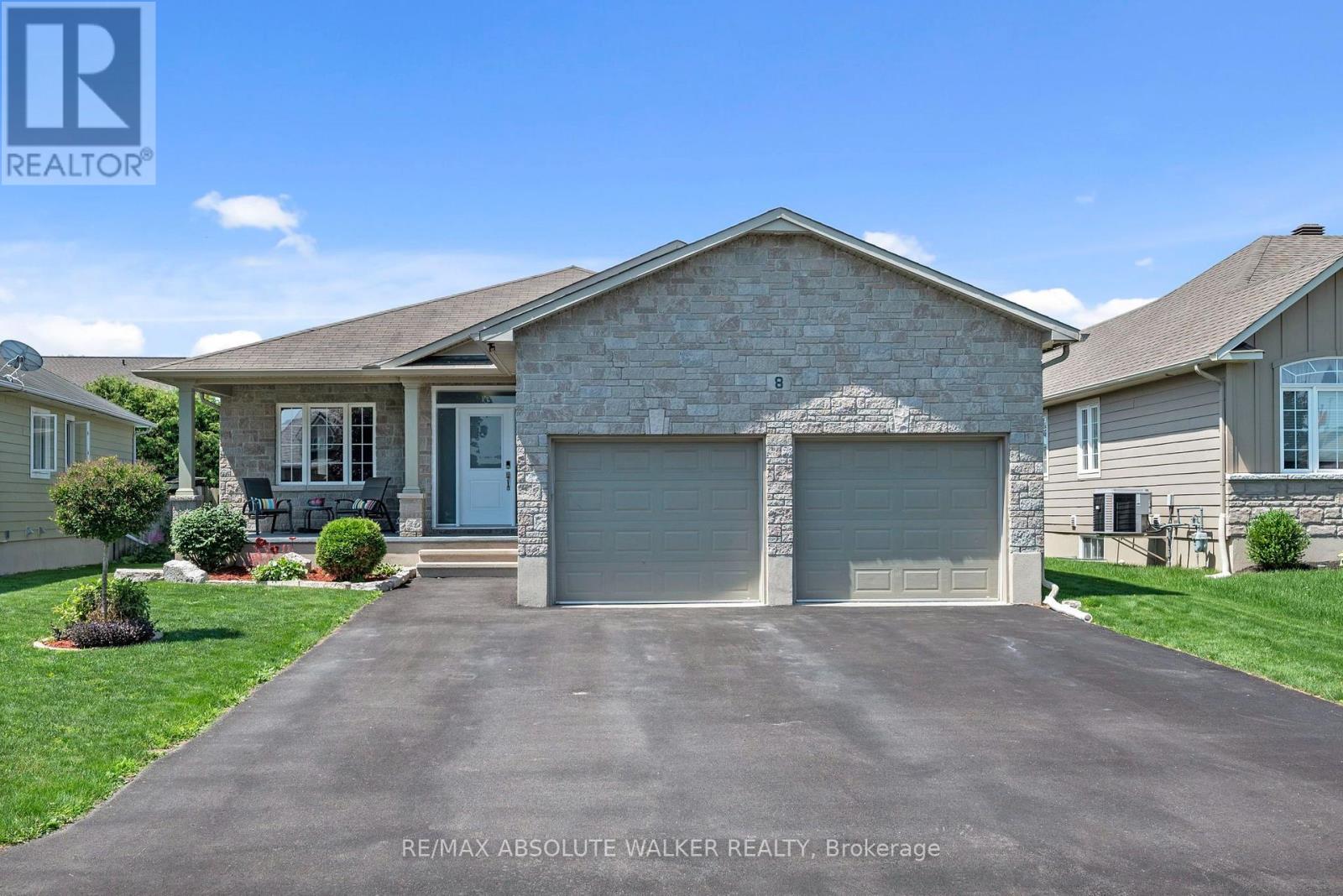 Photo 1 of 38 — 8 SETTLEMENT LANE, Russell, ON K4R0A4