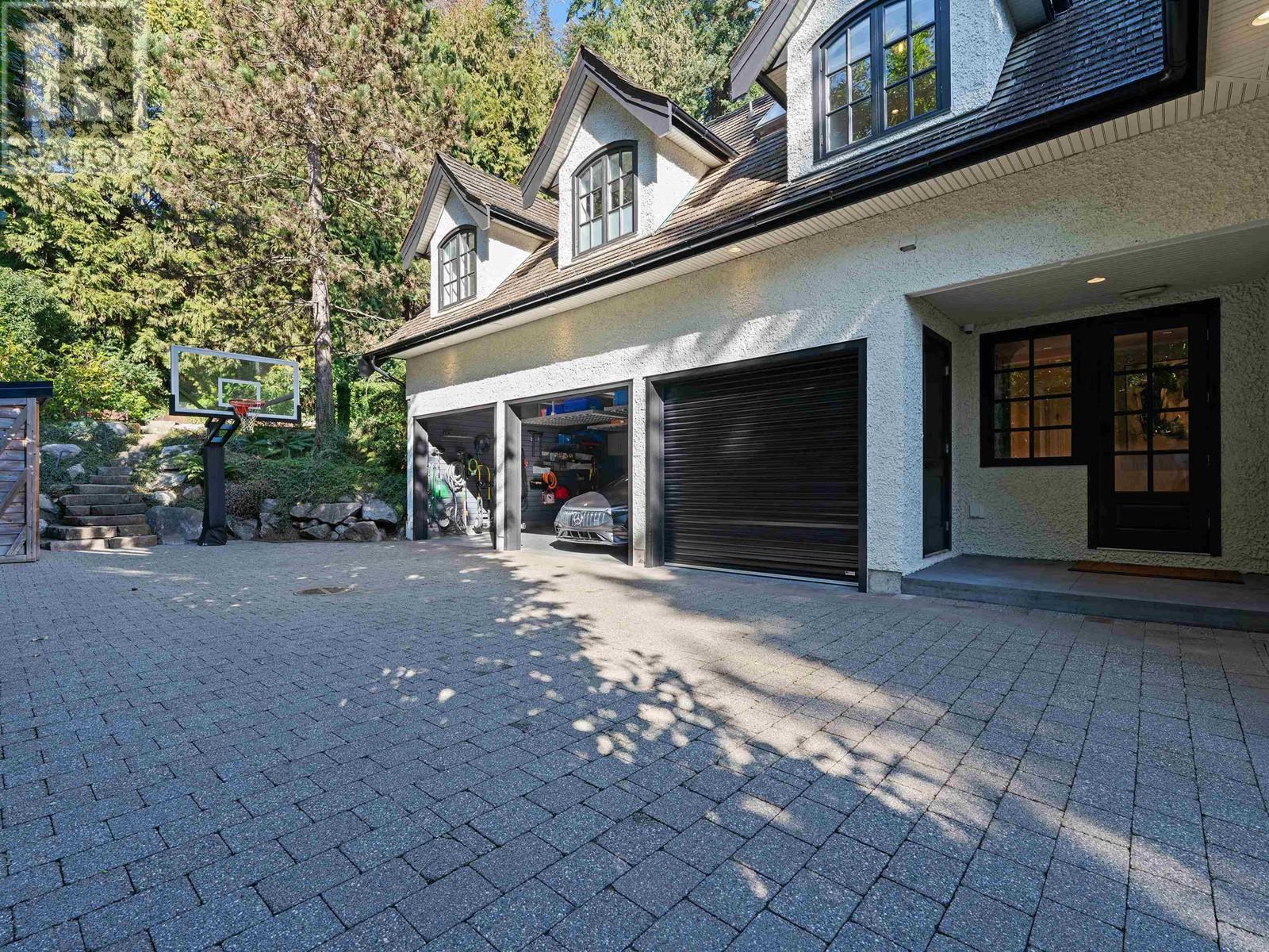 2985 ALTAMONT CRESCENT