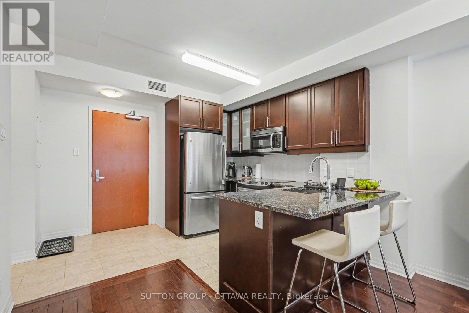 1807 - 242 RIDEAU STREET