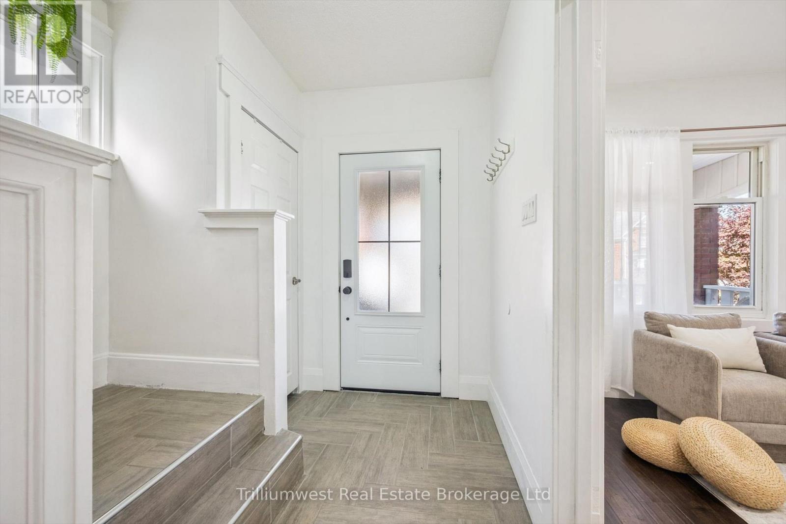 405 WELLINGTON STREET N